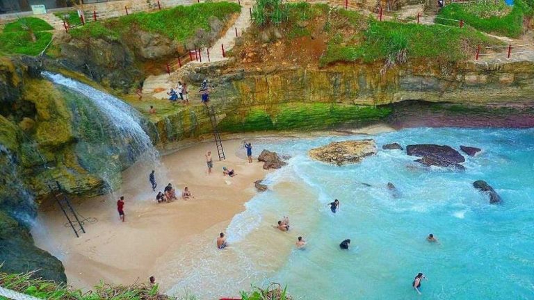 10 Wisata Pantai di Jawa Timur