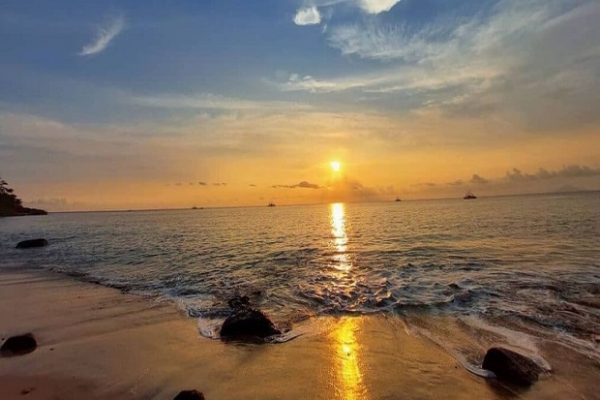 Pantai Terindah di Batam Akan Membuat Anda Betah Selama Berlibur